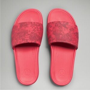 NWT lululemon athletica Women's restfeel slide team Canada size 9